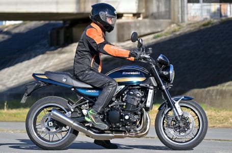 カワサキ Z900RS ライディングポジション