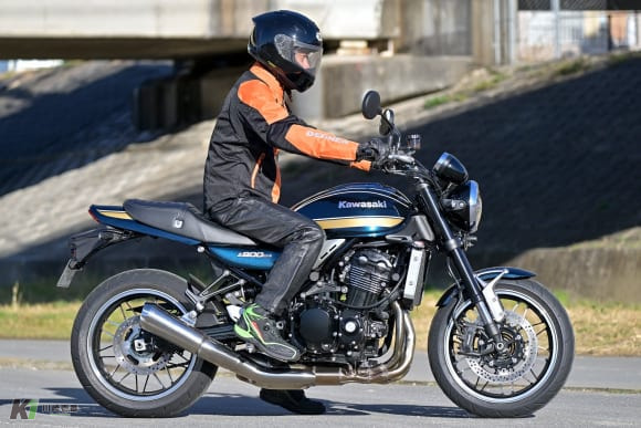 カワサキ Z900RS ライディングポジション