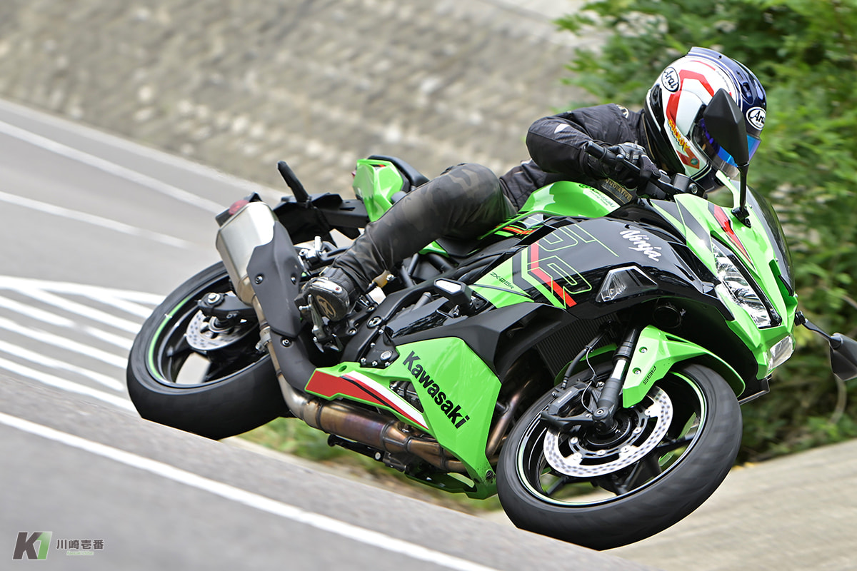 KAWASAKI Ninja ZX-25R (ライムグリーン×エボニー) - AOSHIMA SCALE MODEL LINEUP